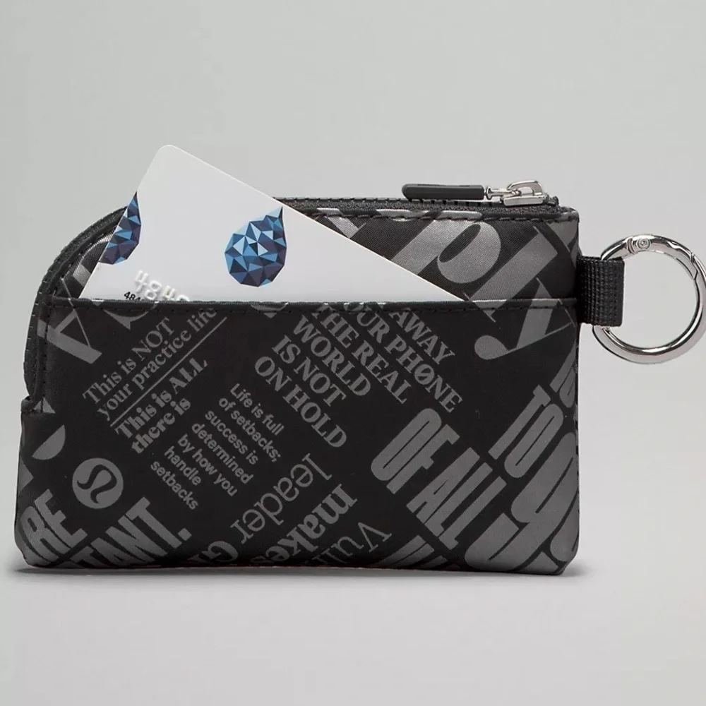 Lululemon Clippable Card Pouch Manifesto Print black / gray
